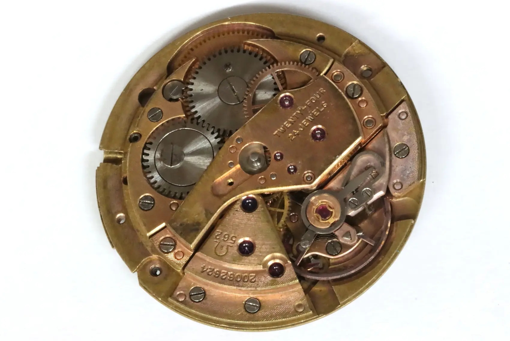 Omega 562 movement outlet